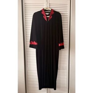 Diamond Tea Black Velvet Housecoat w/ Red Embroidered Trim – Size Medium